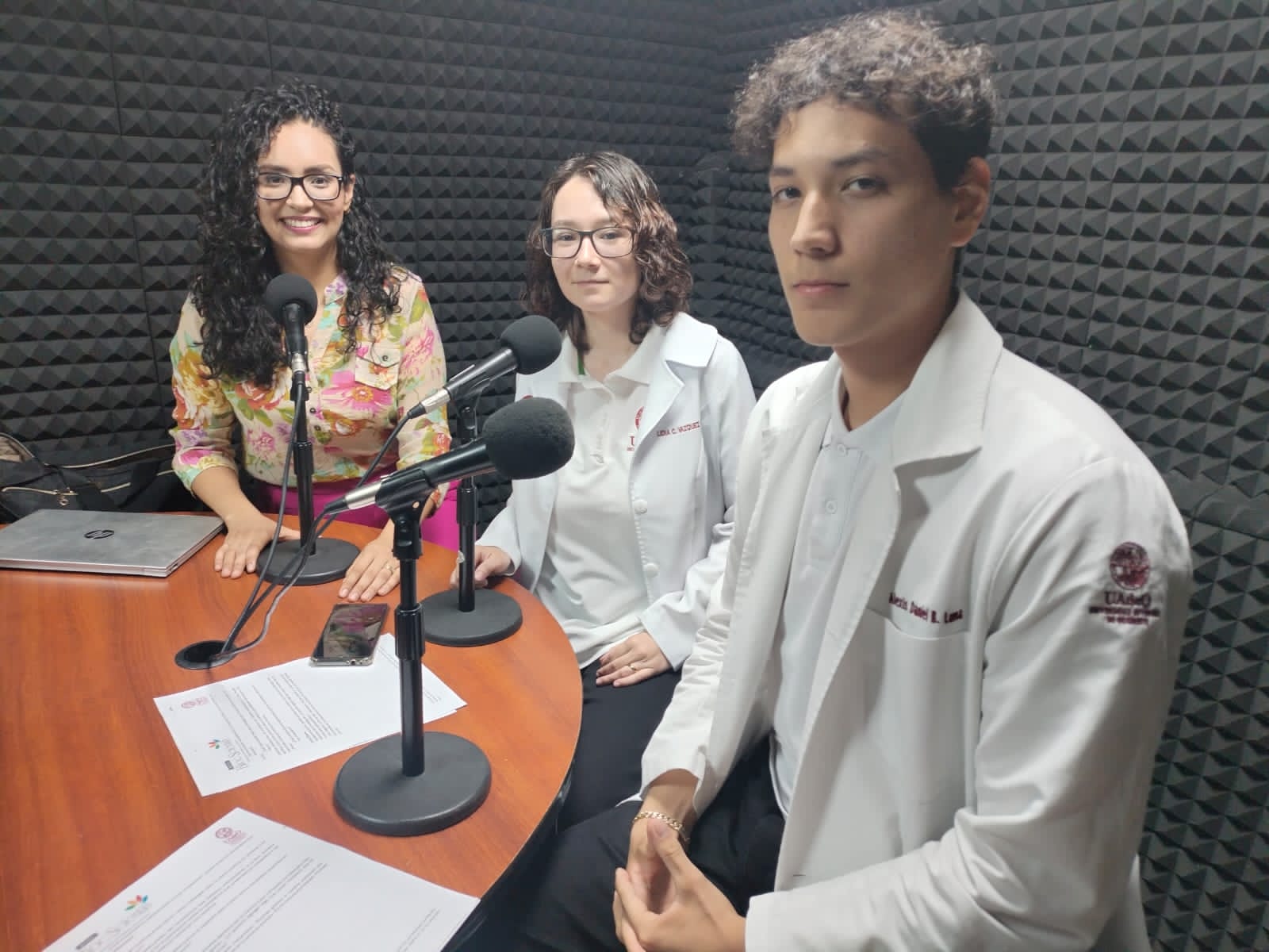 Entrevista a la Dra. Annette Itzel Apodaca en cabina