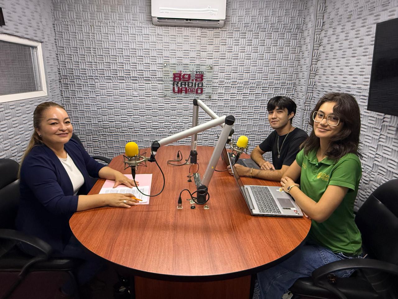 Entrevista a la Dra. Elizabeth García León en cabina